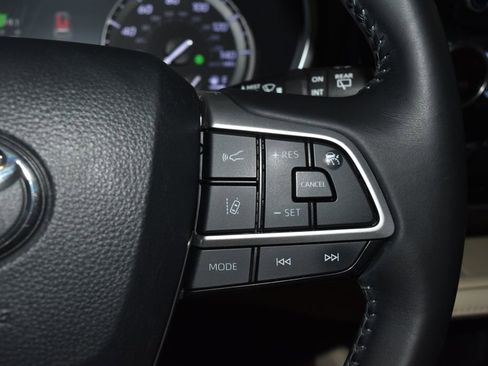 Used 2022 Toyota Highlander XLE AWD/4WD image 9