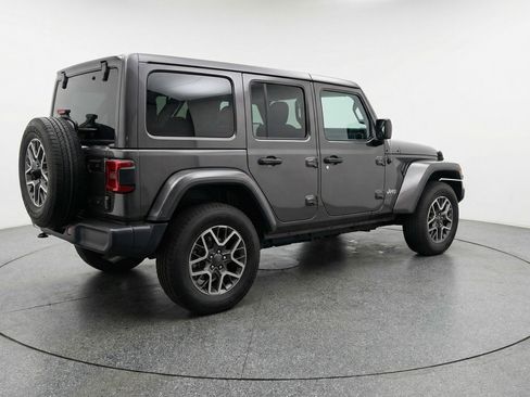 Used 2025 Jeep Wrangler Sahara image 9