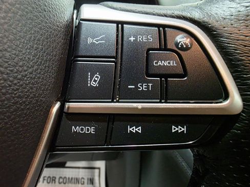 Used 2021 Toyota Sienna Limited image 6