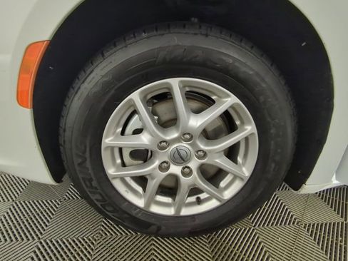 Used 2024 Chrysler Pacifica Touring-L FWD image 17