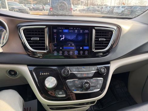 Used 2017 Chrysler Pacifica Touring-L Plus image 9