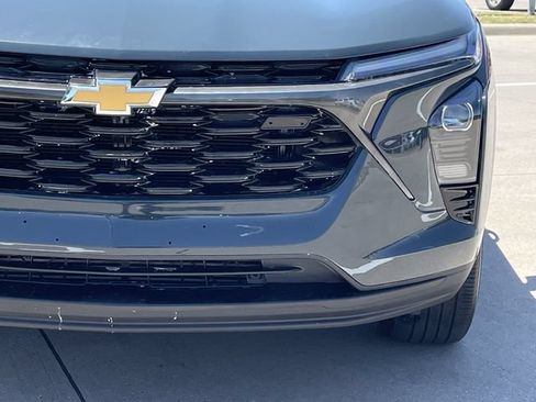 Used 2025 Chevrolet Trax LT FWD image 8