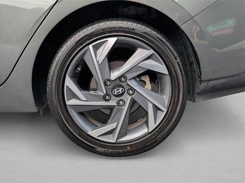 Used 2025 Hyundai Elantra SEL FWD image 29