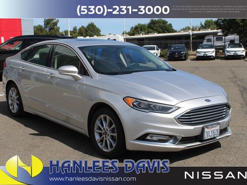 Used 2017 Ford Fusion SE w/ Fusion SE Technology Package FWD image 5