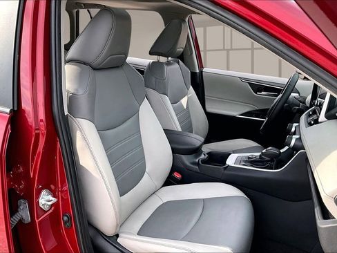 Used 2023 Toyota RAV4 XLE Premium image 29