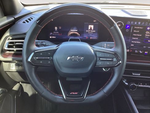 Used 2025 Chevrolet Traverse RS FWD image 19