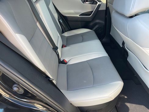 Used 2020 Toyota RAV4 Limited image 18