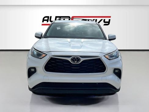 Used 2024 Toyota Highlander LE FWD image 2