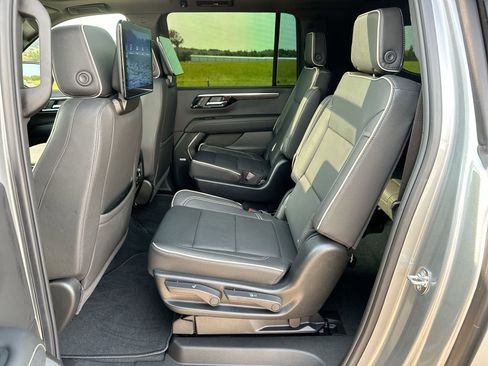 New 2025 Chevrolet Suburban Premier image 23