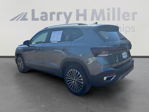 Used 2025 Volkswagen Taos SE FWD image 3