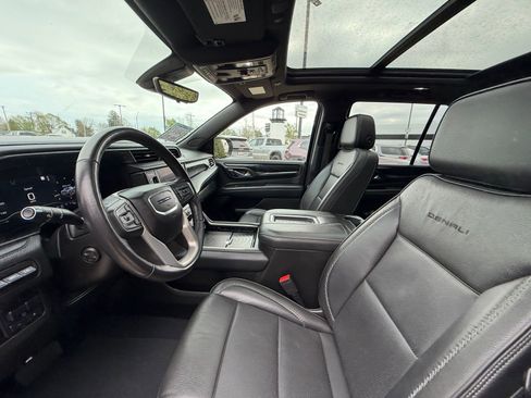 Used 2022 GMC Yukon Denali w/ Denali Premium Package image 4