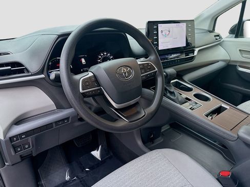 Used 2021 Toyota Sienna LE image 9