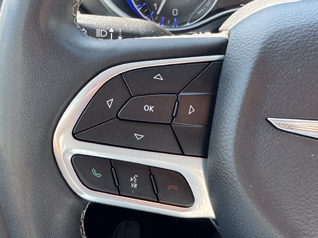 Used 2023 Chrysler Pacifica Touring-L FWD image 30