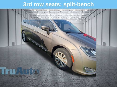 Used 2017 Chrysler Pacifica Touring-L FWD image 4