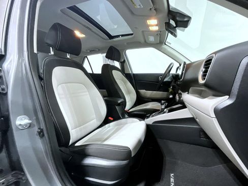 Used 2023 Hyundai Venue SEL image 16