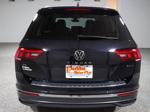 Used 2022 Volkswagen Tiguan SE w/ Panoramic Sunroof Package AWD/4WD image 8