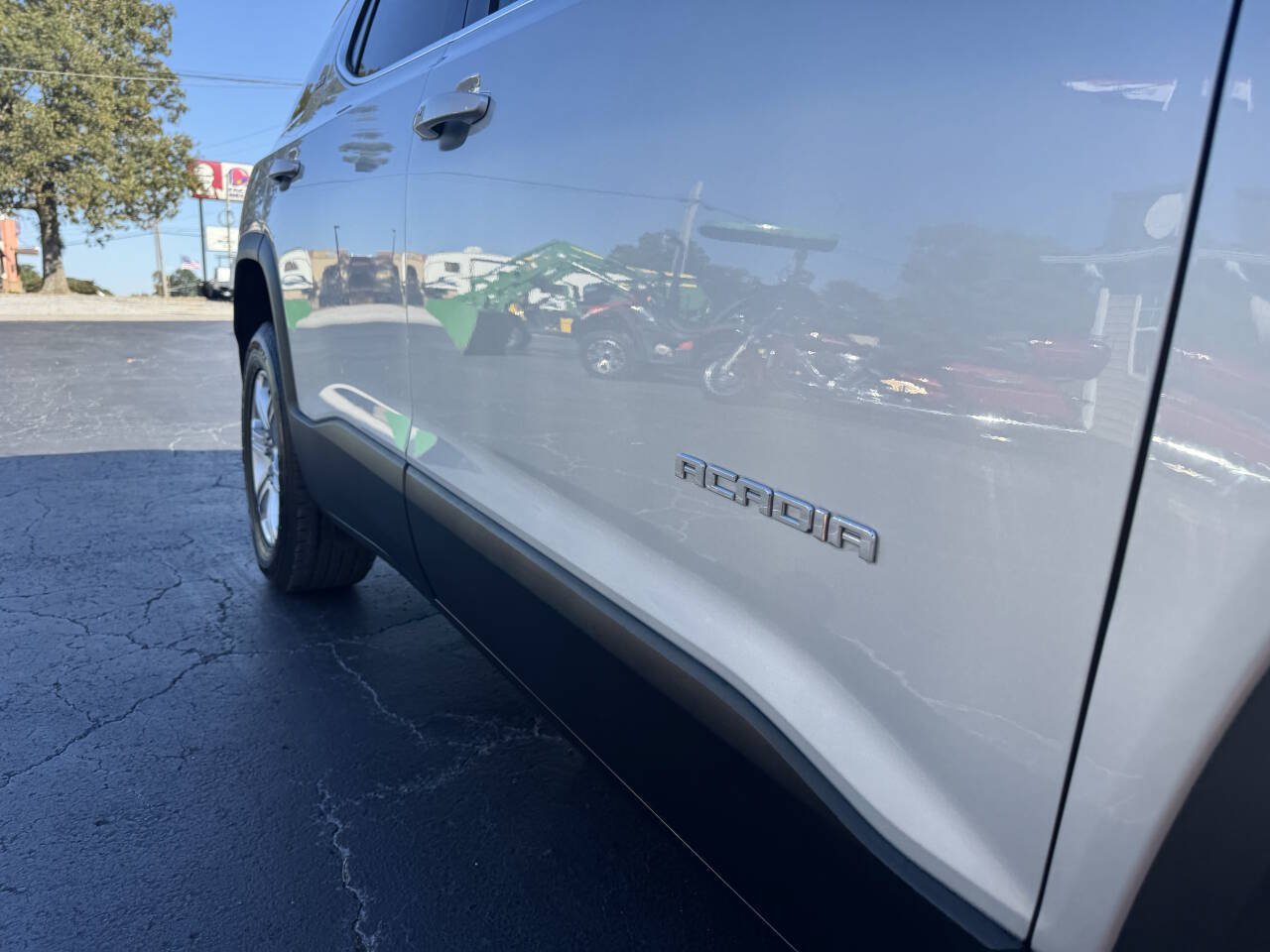 Used 2019 GMC Acadia SLE w/ LPO, Black Accent Package FWD image 17