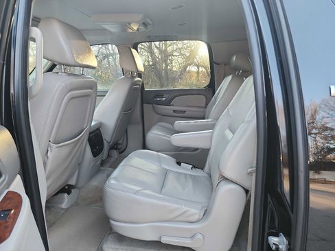 Used 2007 Chevrolet Suburban LTZ w/ LTZ Preferred Equipment Group image 30