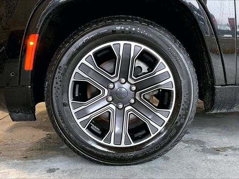 Used 2024 Jeep Wagoneer L Series II w/ Flexible Seating Group AWD/4WD image 7