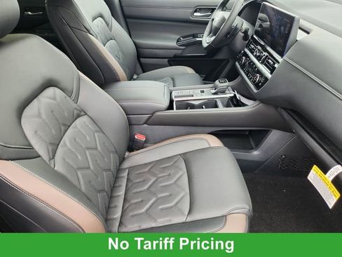 New 2026 Nissan Pathfinder Platinum image 11