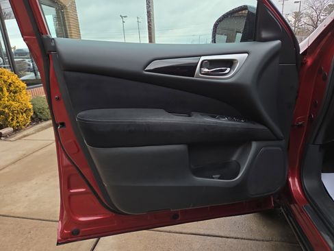 Used 2016 Nissan Pathfinder SV image 16
