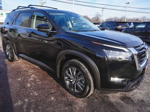 Used 2024 Nissan Pathfinder SV image 3