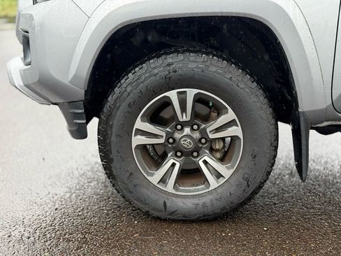 Used 2018 Toyota Tacoma TRD Sport w/ Technology Package image 9