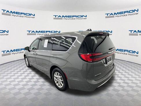 Used 2023 Chrysler Pacifica Touring-L FWD image 3