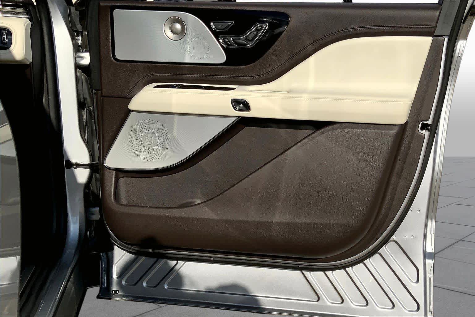 Used 2022 Lincoln Aviator Black Label Grand Touring w/ Class IV Trailer Tow Package AWD/4WD image 21
