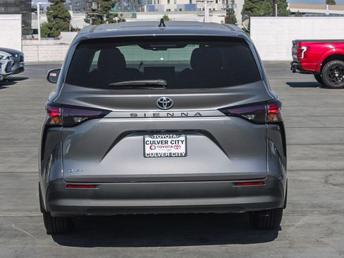 New 2026 Toyota Sienna LE image 8