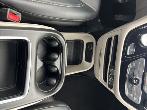 Used 2024 Chrysler Pacifica Touring-L image 29