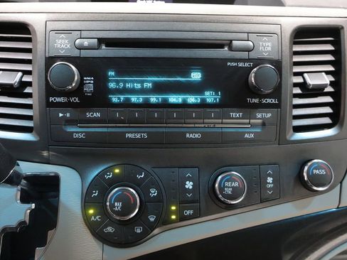 Used 2011 Toyota Sienna LE FWD image 22