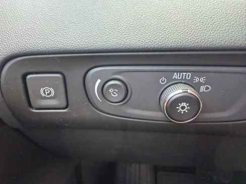 Used 2018 Buick Enclave Essence AWD/4WD image 17