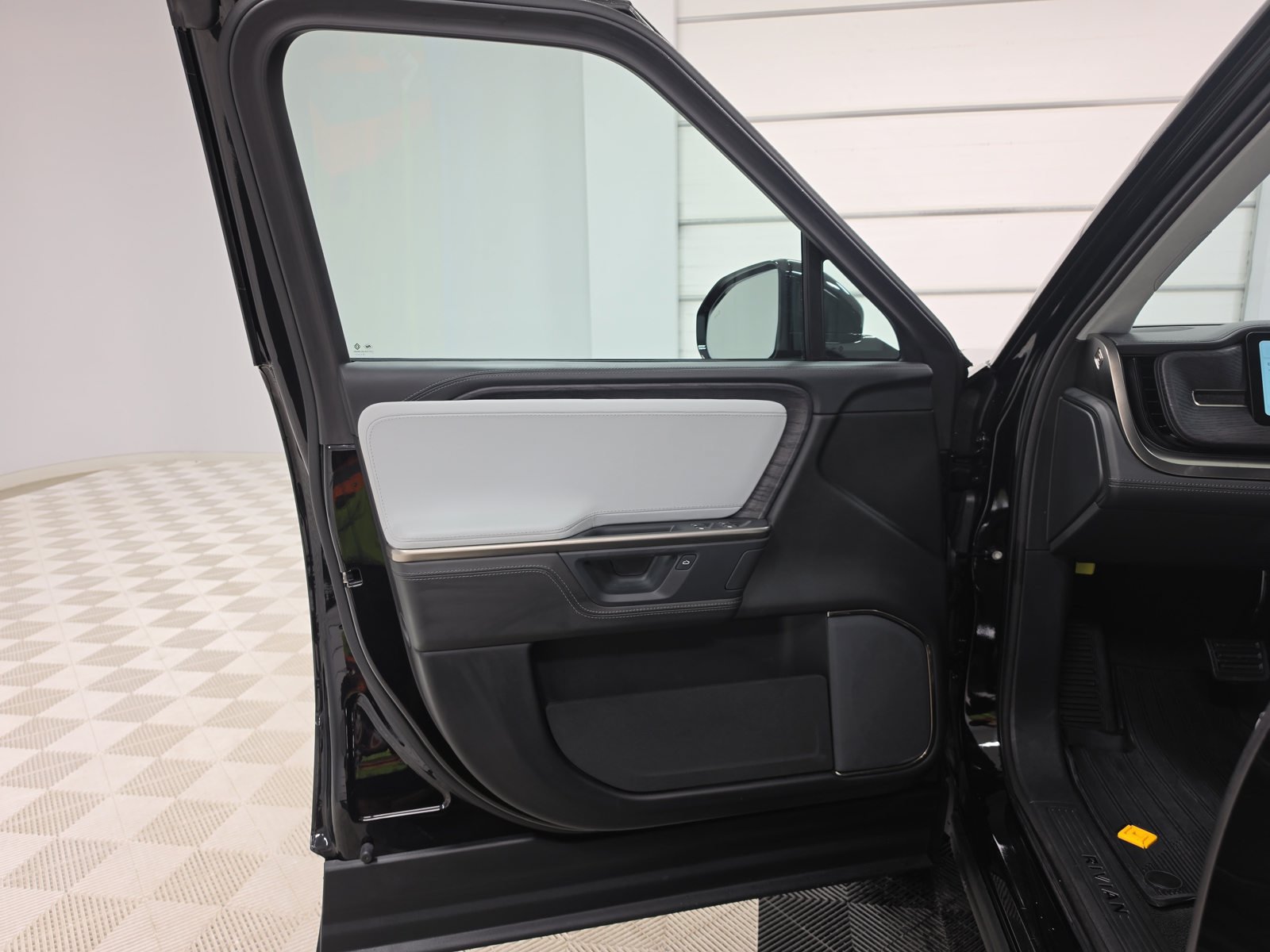 Used 2025 Rivian R1S Adventure Dual AWD/4WD image 16