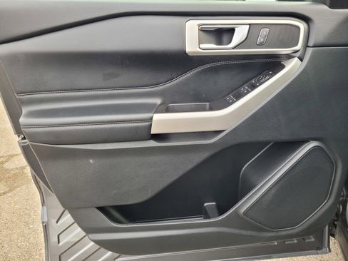 Used 2022 Ford Explorer XLT w/ Equipment Group 202A image 16