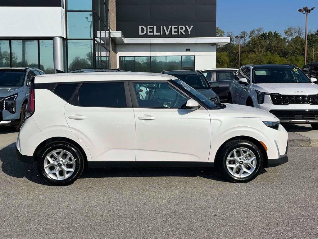 Used 2025 Kia Soul LX w/ LX Technology Package FWD image 25