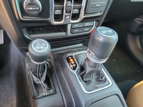 Used 2022 Jeep Wrangler Unlimited Sahara w/ Cold Weather Group AWD/4WD image 19
