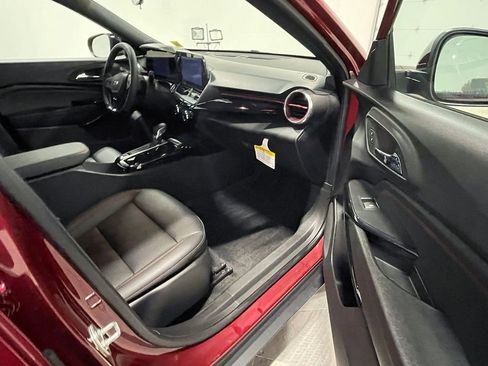 Used 2024 Chevrolet Trax RS FWD image 25