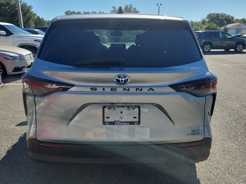 Used 2023 Toyota Sienna XLE image 5