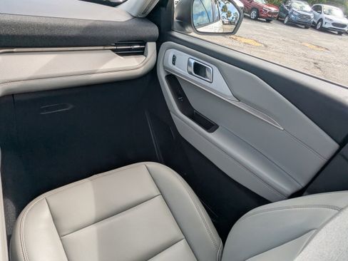 Used 2025 Ford Explorer Active w/ Active Comfort Package RWD image 20
