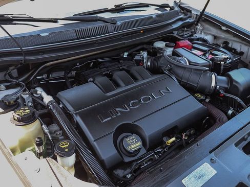 Used 2010 Lincoln MKT 2WD image 33