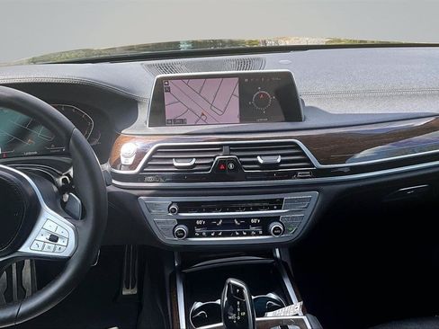Used 2020 BMW 740i w/ M Sport Package RWD image 9