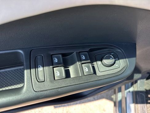 Used 2025 Volkswagen Taos SE FWD image 12