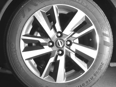 Used 2025 Nissan Versa SV FWD image 12
