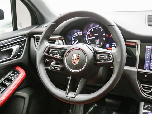Certified 2025 Porsche Macan AWD/4WD image 19