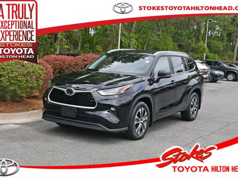 Used 2023 Toyota Highlander XLE AWD/4WD image 1