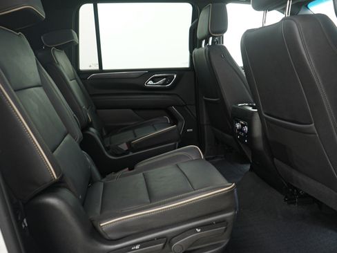 Used 2023 GMC Yukon XL SLT image 16