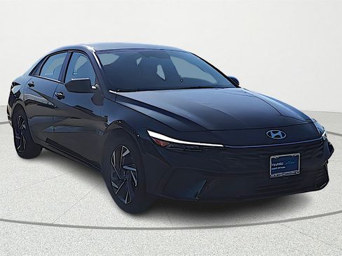 Certified 2025 Hyundai Elantra SEL image 1