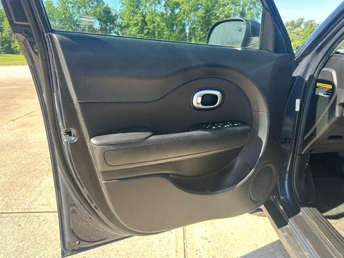 Used 2016 Kia Soul + FWD image 14