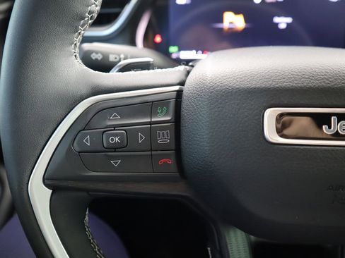 Used 2023 Jeep Grand Cherokee Altitude image 11